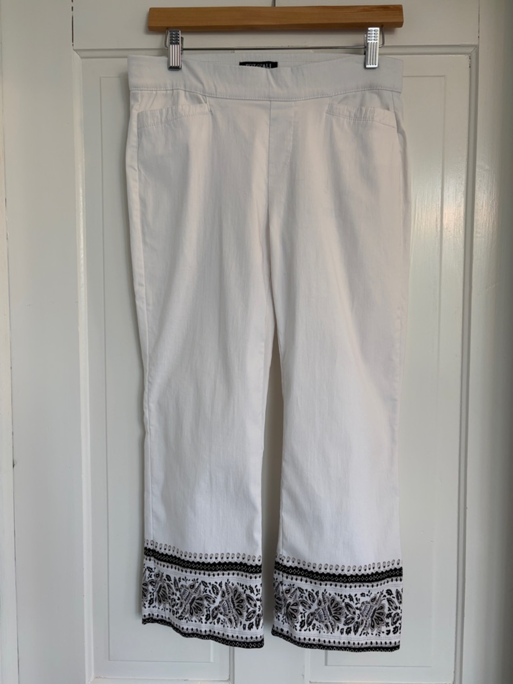Roz & Ali White Tailored Crop Pants with Black Trim Size 4